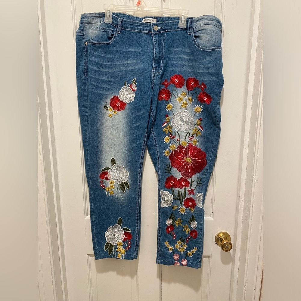 MISSLOOK Blue and Red Ankle Cropped Jeans with Floral Embroidery